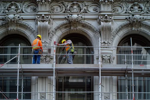 Découvrez les obligations liées au ravalement de façade pour préserver l’esthétique et la sécurité des bâtiments.