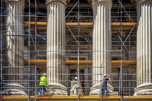 Découvrez les étapes essentielles pour un ravalement de façade réussi et valorisez votre bien immobilier.